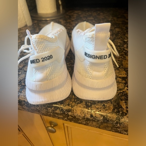 Designed 2020 ladies walking sneaker size 11 excellent condition feather light - Picture 8 of 10